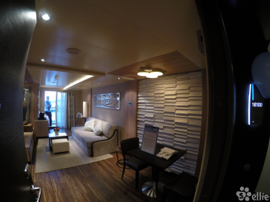 H8  Deluxe Spa Suite 16100